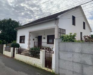 Vista exterior de Casa o xalet en venda en Cambados amb Calefacció, Jardí privat i Traster