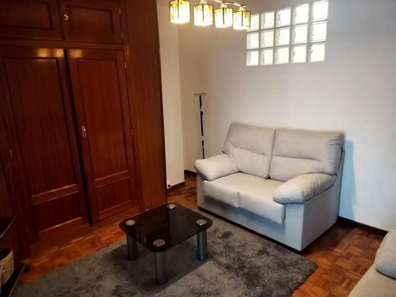 Sala d'estar de Pis de lloguer en Gijón  amb Calefacció i Moblat
