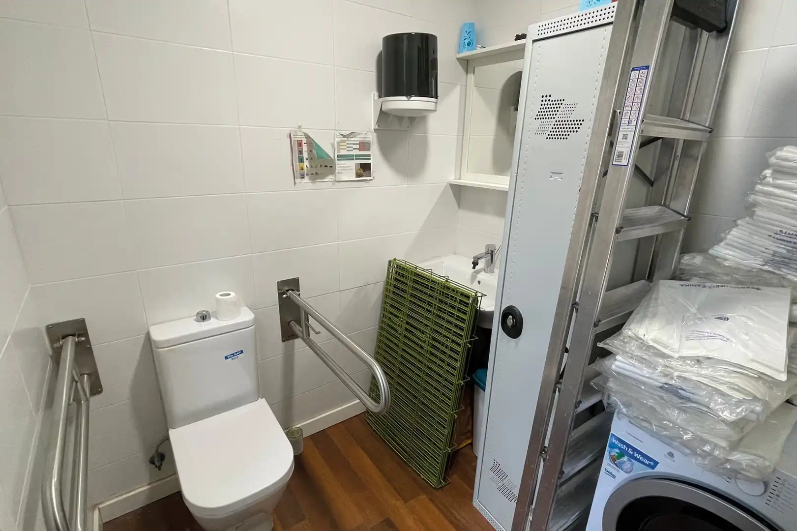 Baño de Local en venta en Sant Just Desvern con Aire acondicionado