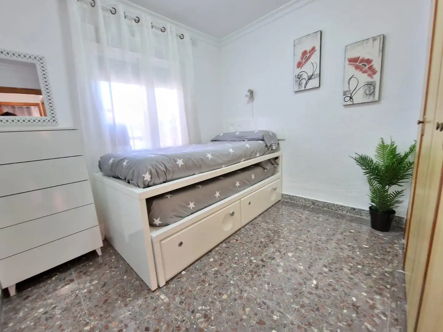 Habitación de Apartamento de alquiler en Roquetas de Mar con Amueblado, Balcón y Piscina comunitaria