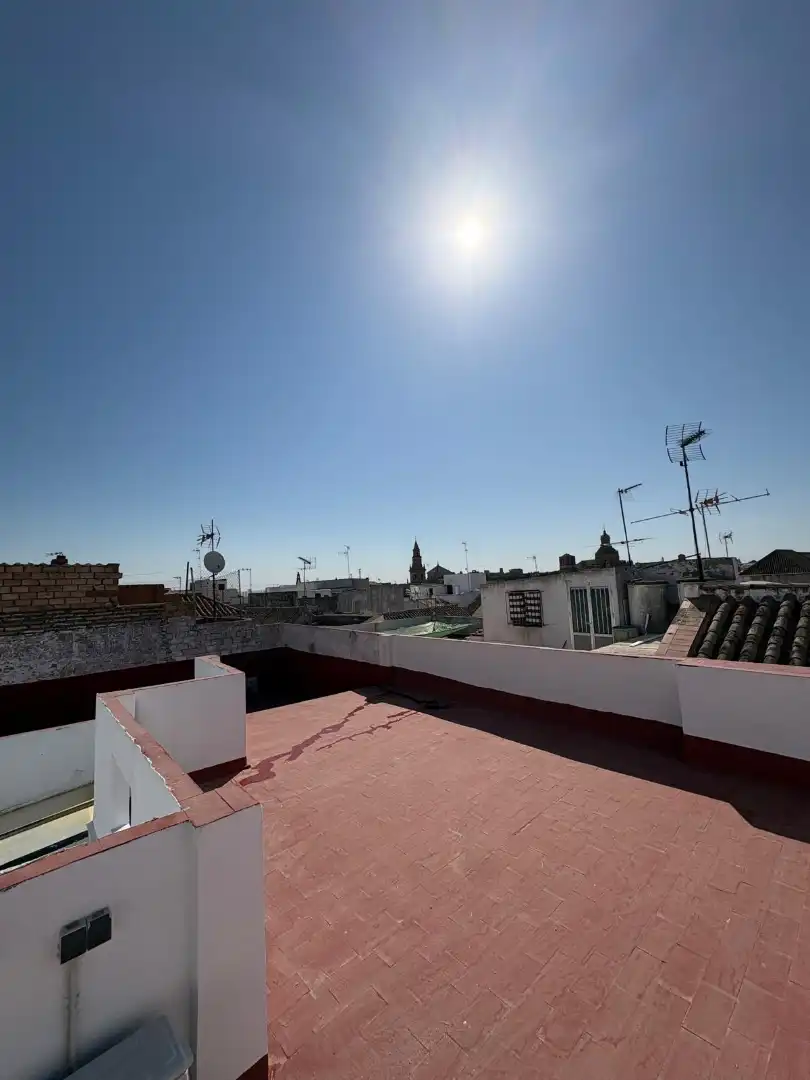 Vista exterior de Casa adosada en venda en Carmona amb Aire condicionat, Terrassa i Moblat
