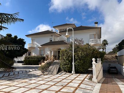 Vista exterior de Casa o xalet en venda en  Córdoba Capital amb Aire condicionat, Jardí privat i Terrassa