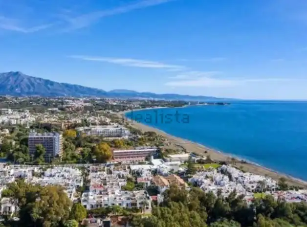 Vista exterior de Estudio de alquiler en Estepona con Aire acondicionado, Calefacción y Jardín privado