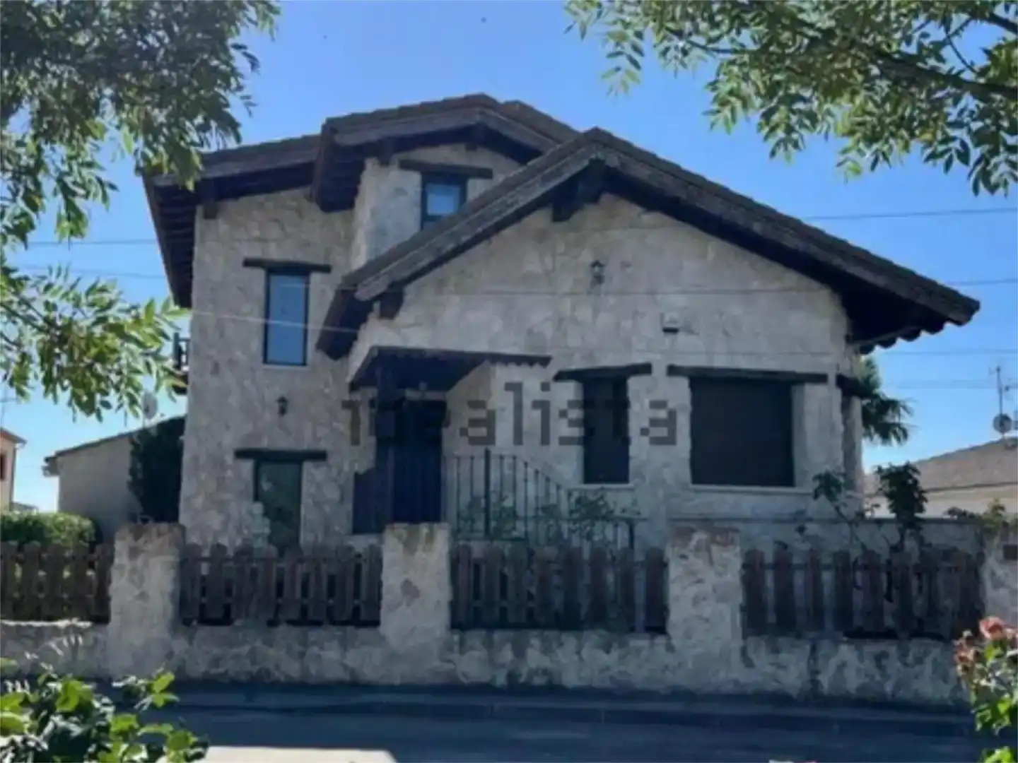 Vista exterior de Casa o xalet en venda en Martín Muñoz de la Dehesa amb Aire condicionat, Jardí privat i Parquet