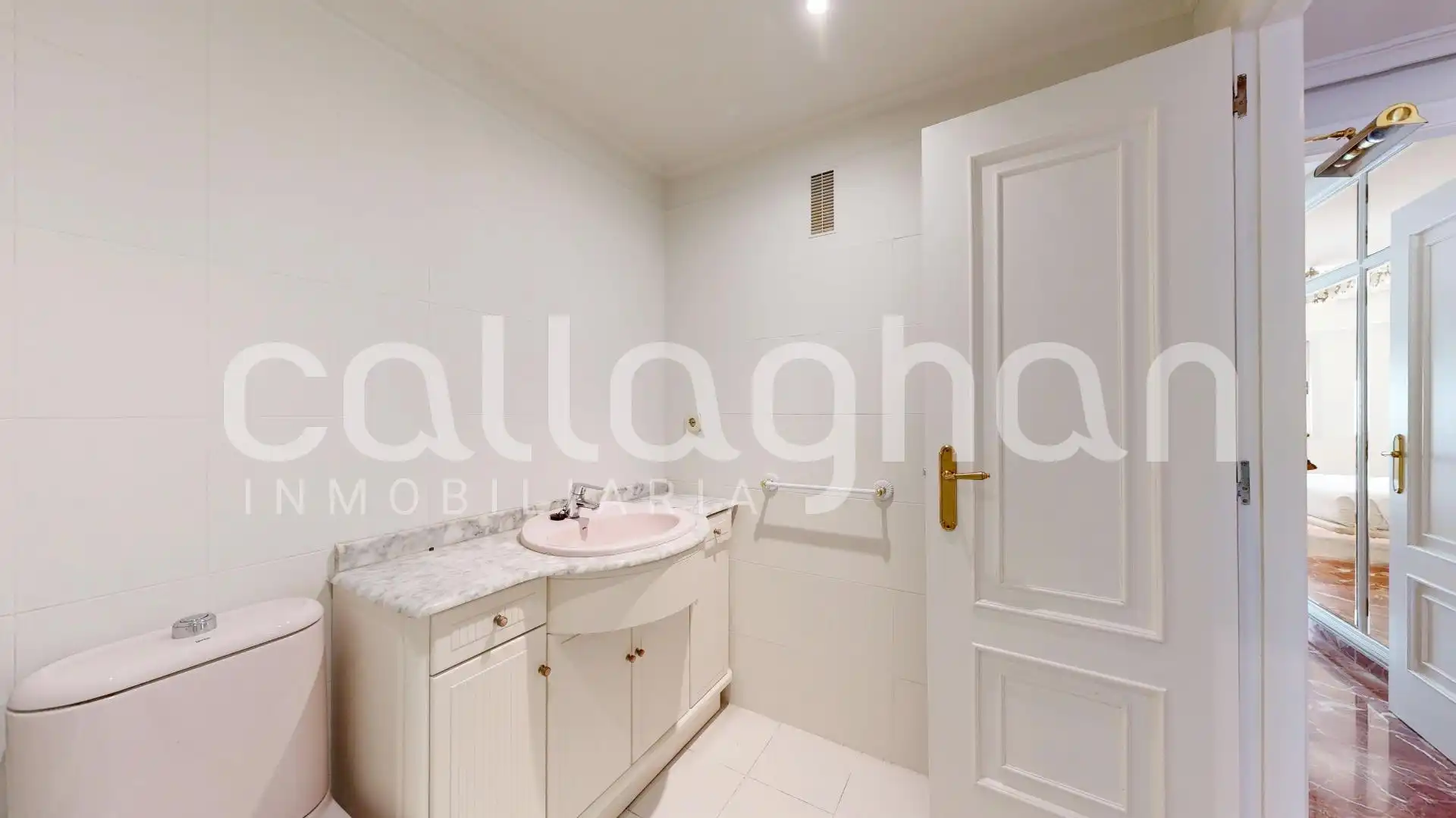 Baño de Piso en venta en Valencia con Calefacción, Terraza y Balcón
