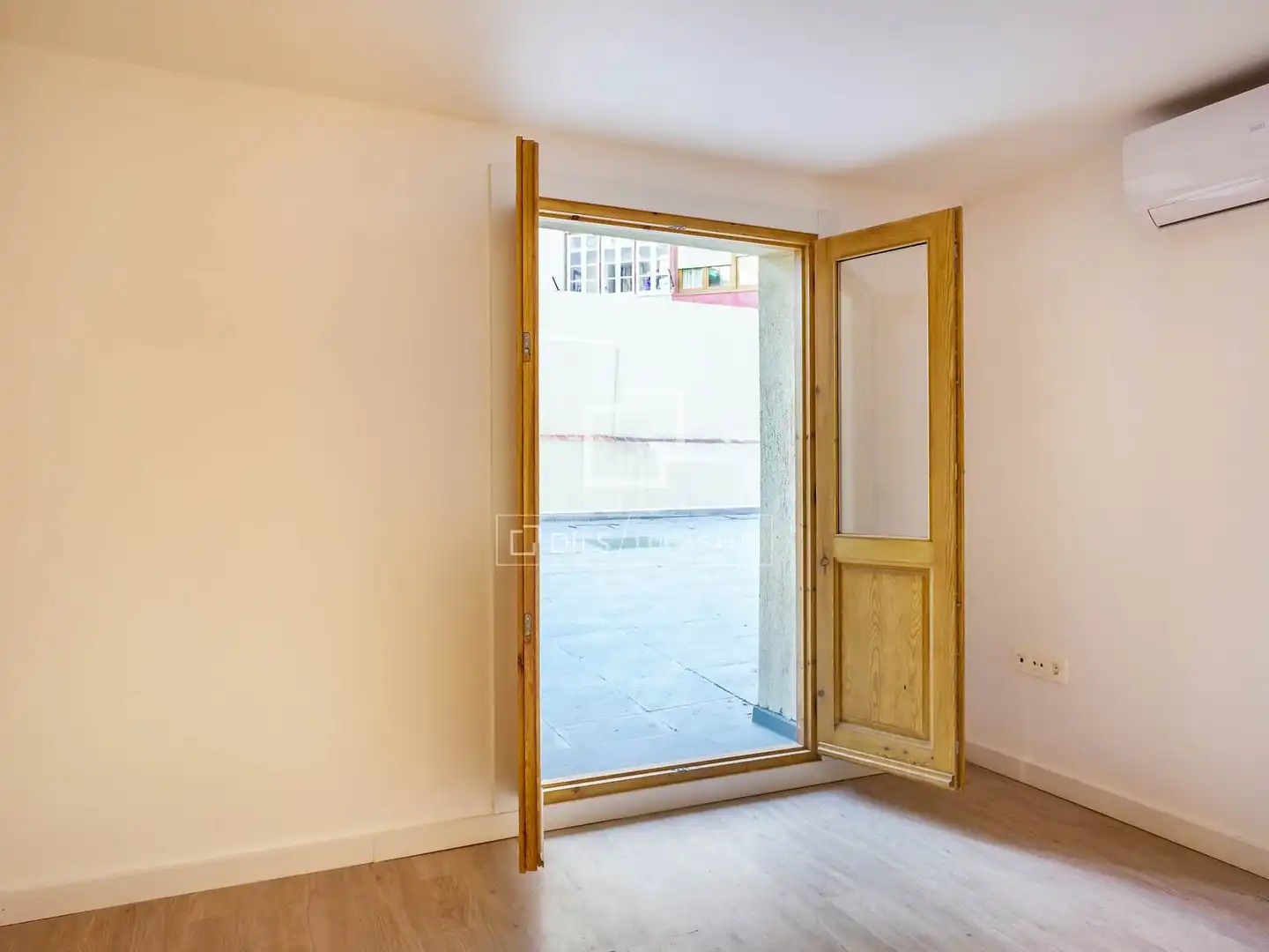 Wohnung zum Verkauf in Barcelona mit Klimaanlage und Terrasse