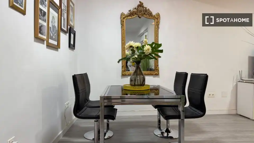 Comedor de Apartamento para compartir en Málaga con Aire acondicionado, Terraza y Amueblado