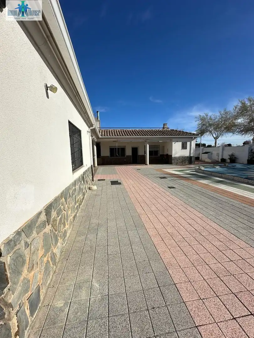 Vista exterior de Casa o xalet en venda en Albacete amb Aire condicionat, Jardí privat i Parquet