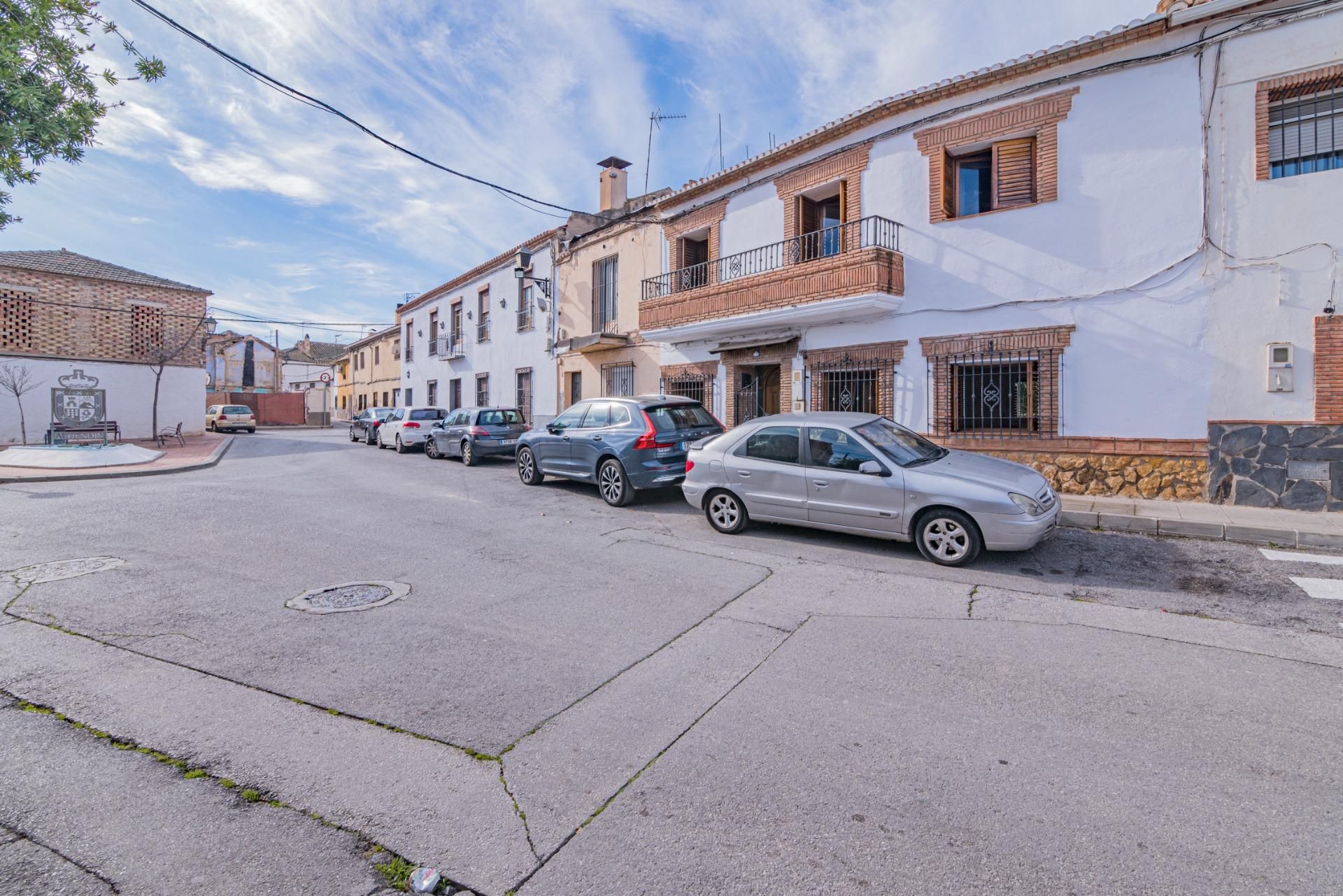 Vista exterior de Casa adosada en venda en Alhendín amb Terrassa, Traster i Balcó