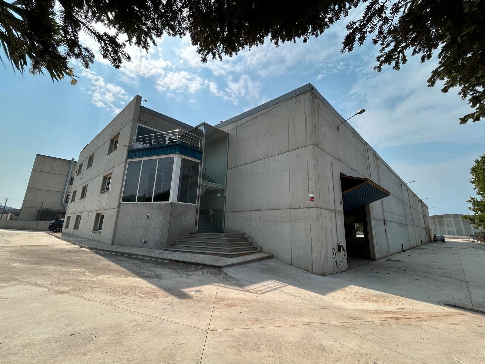 Vista exterior de Nau industrial de lloguer en Mollet del Vallès amb Calefacció i Alarma