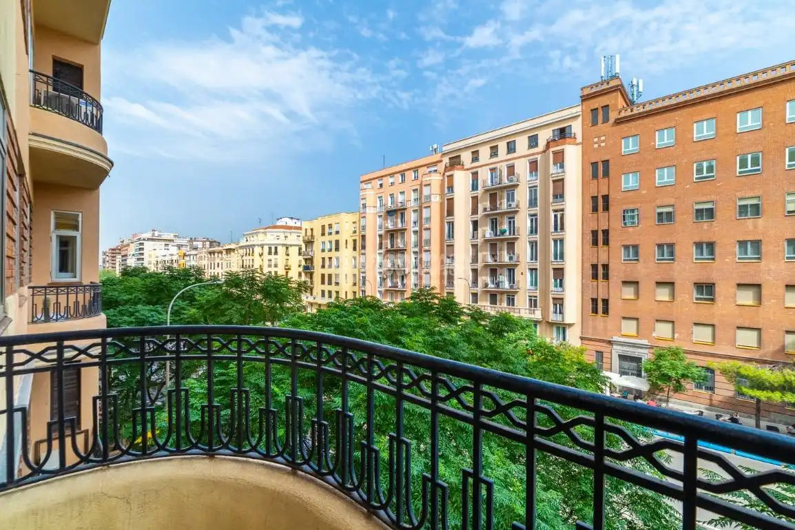 Außenansicht von Wohnung zum Verkauf in Madrid mit Parkett