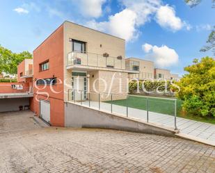 Vista exterior de Casa adosada en venda en Cambrils amb Aire condicionat, Calefacció i Jardí privat