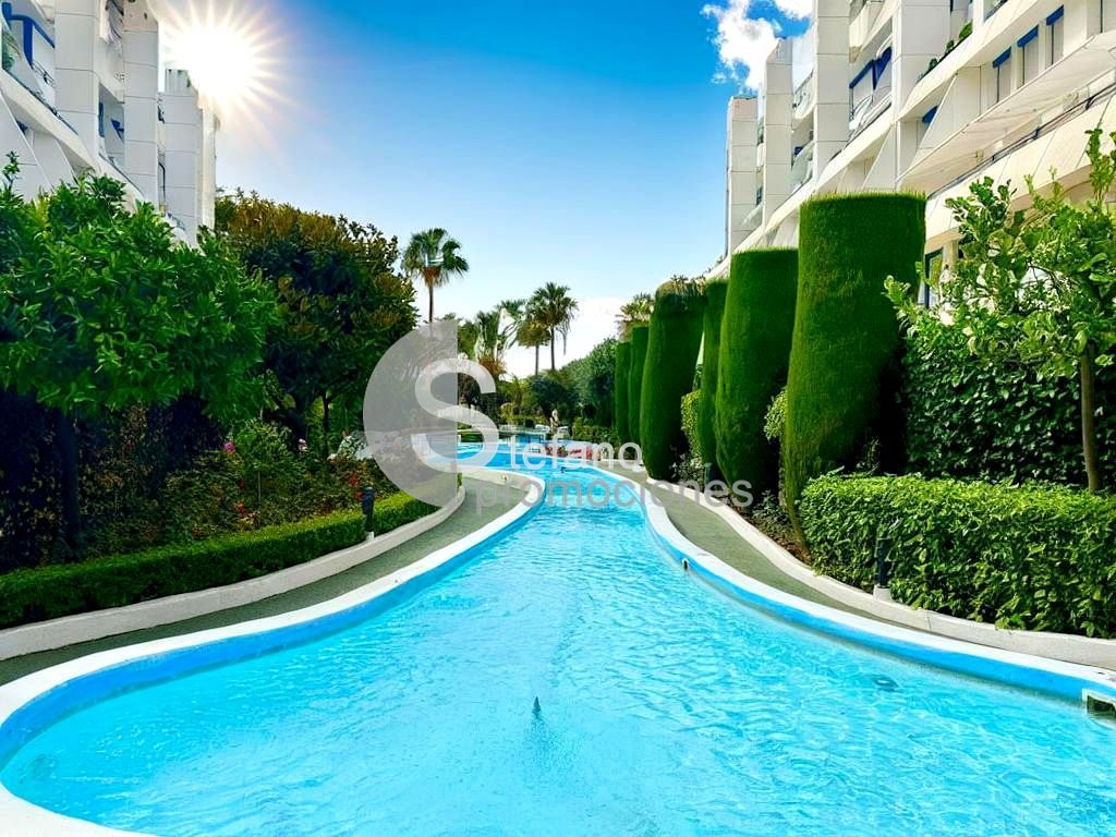 Piscina de Planta baixa en venda en Marbella amb Aire condicionat, Jardí privat i Terrassa