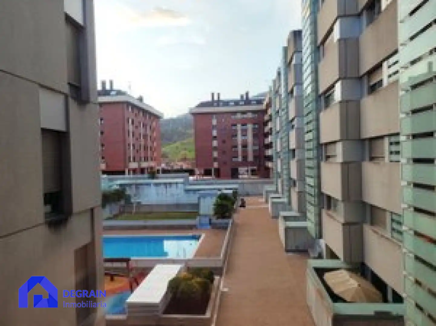 Außenansicht von Wohnung zum Verkauf in Oviedo  mit Heizung, Privatgarten und Abstellraum