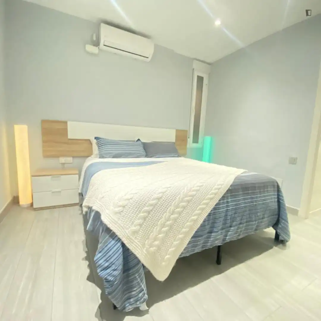 Dormitori de Apartament de lloguer en Madrid amb Aire condicionat, Moblat i Forn