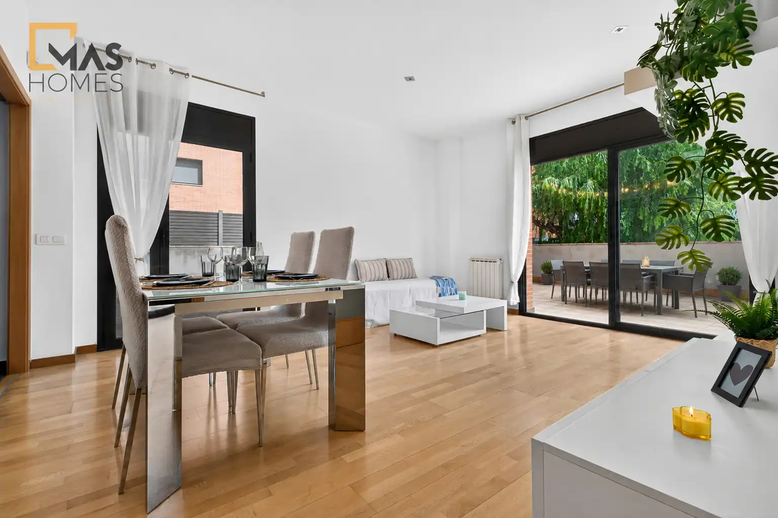 Sala d'estar de Pis en venda en Sant Cugat del Vallès amb Calefacció, Jardí privat i Parquet