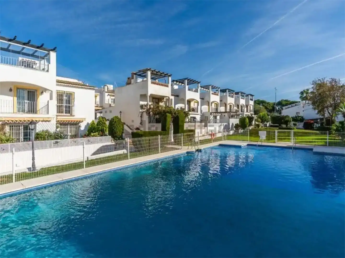 Vista exterior de Planta baixa en venda en Marbella amb Terrassa, Piscina i Balcó