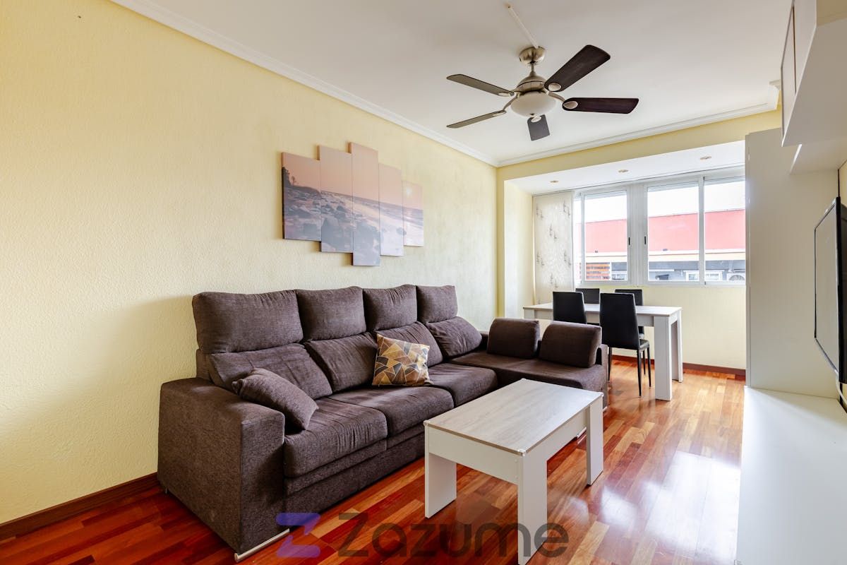 Living room of Flat to rent in  Madrid Capital  with Air Conditioner, Heating and Parquet flooring