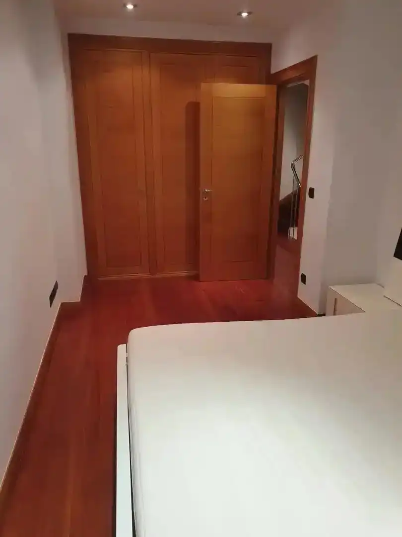 Dormitori de Casa adosada en venda en Vigo  amb Calefacció, Jardí privat i Moblat