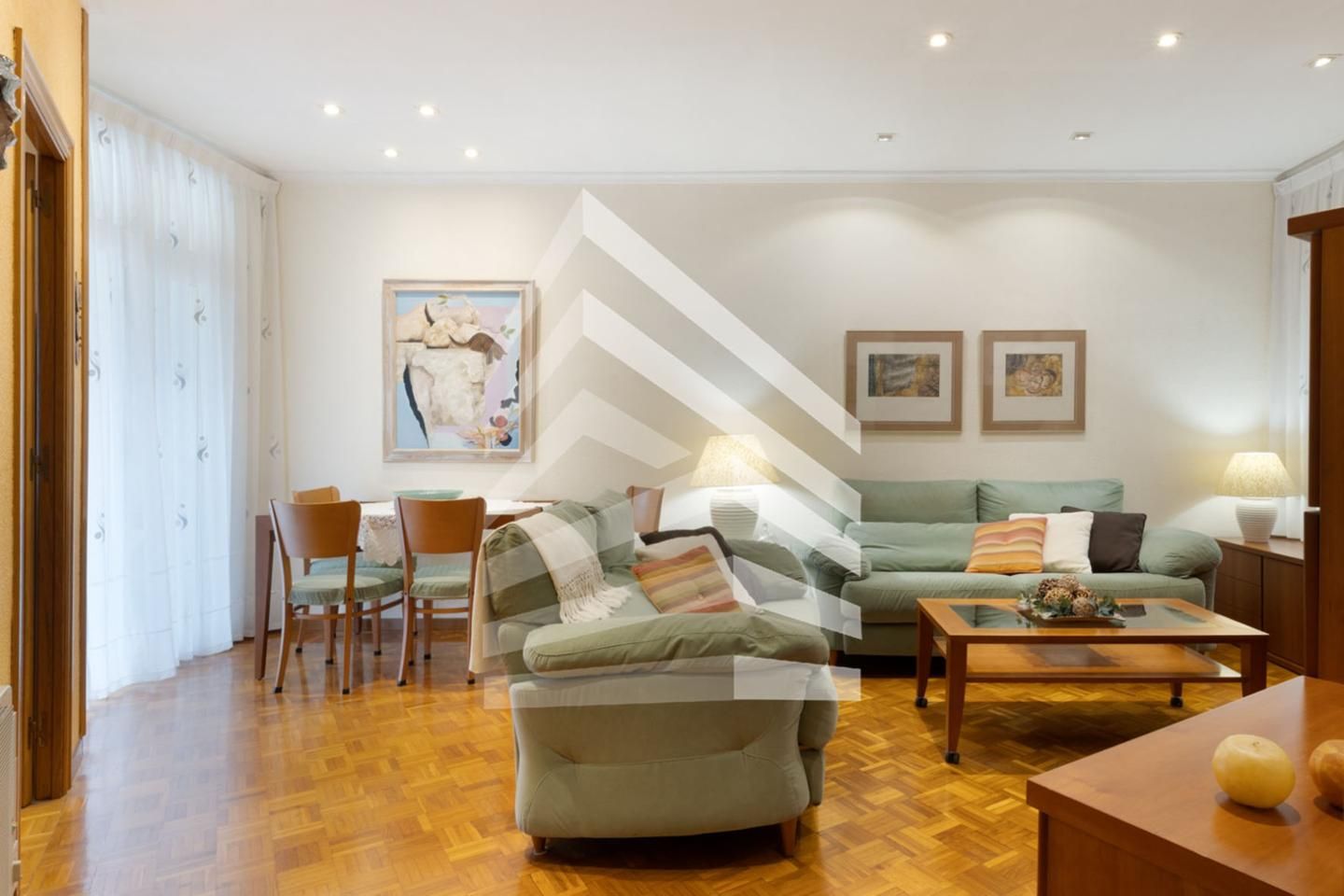 Sala d'estar de Apartament en venda en  Barcelona Capital amb Parquet, Moblat i Balcó