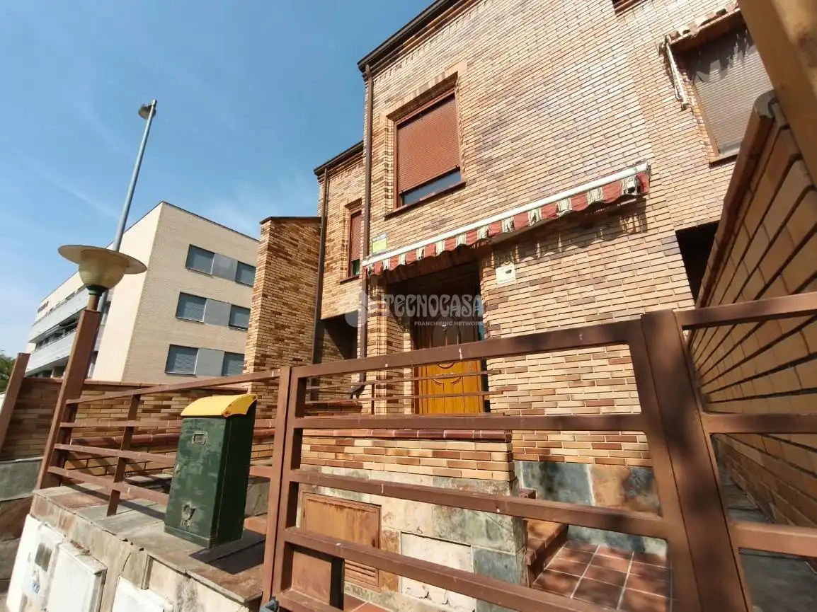 Casa aparellada en venda a Medina del Campo, imagen 3
