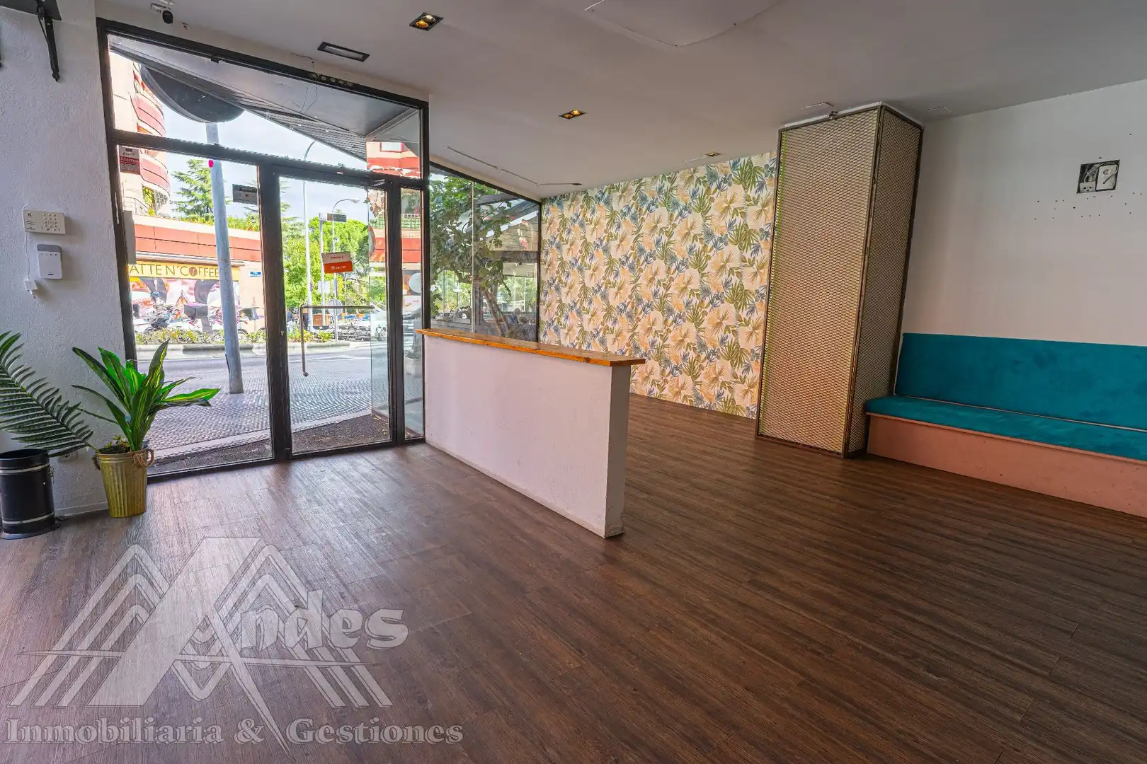 Local comercial de lloguer a Rosalia de Castro, imagen 3