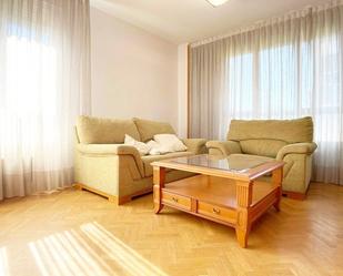 Living room of Flat to rent in  Madrid Capital  with Air Conditioner, Heating and Parquet flooring