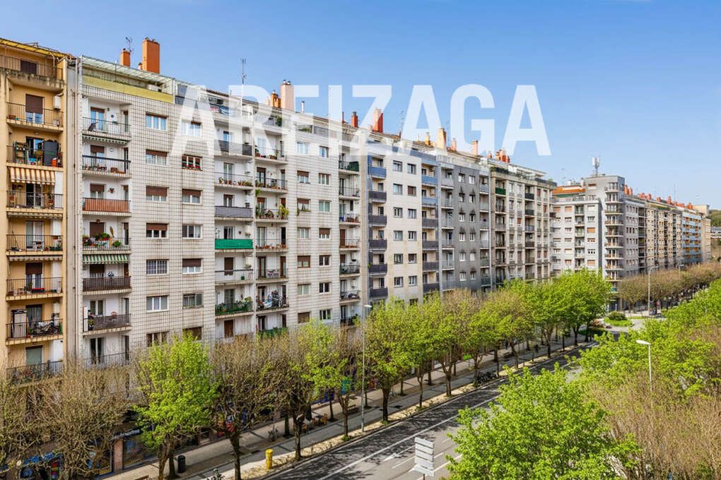 Vista exterior de Pis en venda en Donostia - San Sebastián  amb Calefacció