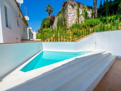 Vista exterior de Casa adosada en venda en Marbella amb Aire condicionat, Jardí privat i Terrassa