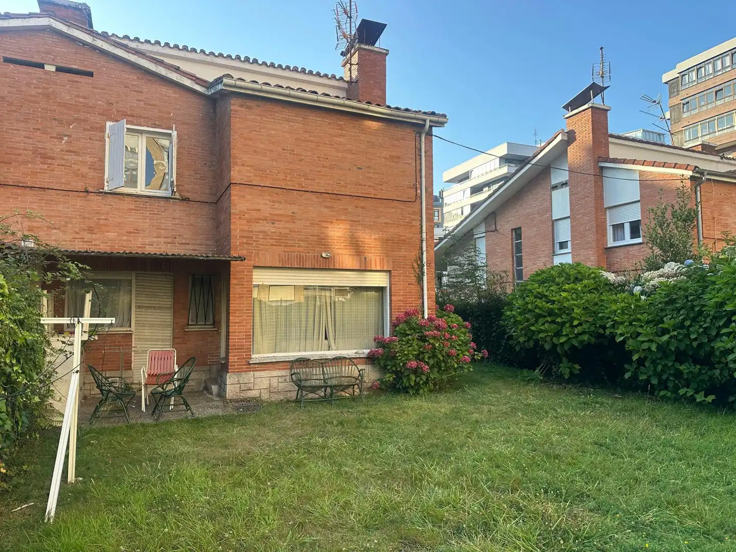 Außenansicht von Einfamilien-Reihenhaus zum Verkauf in Castrillón mit Heizung, Privatgarten und Terrasse