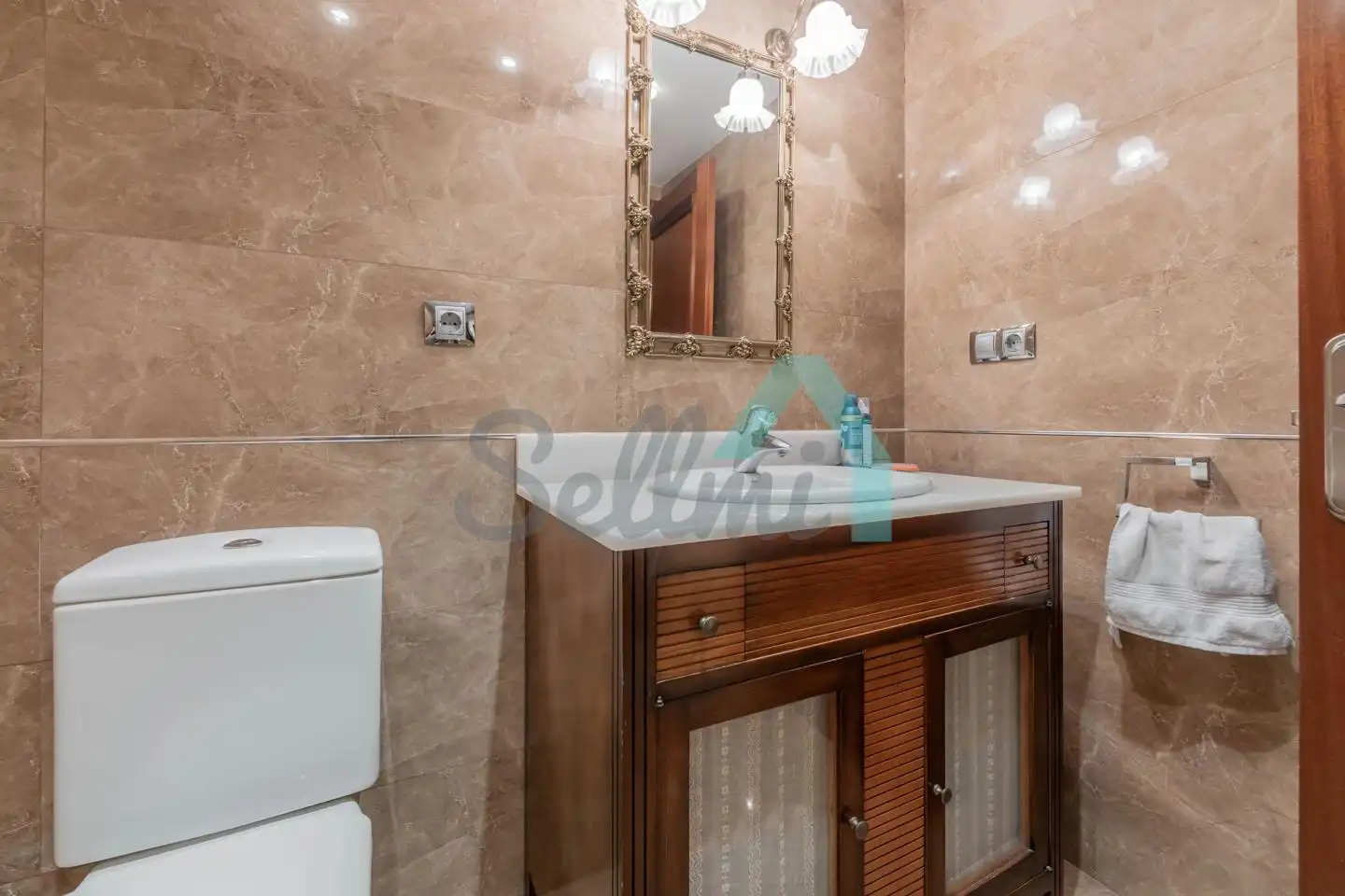 Badezimmer von Wohnung zur untervermieten in Oviedo  mit Heizung, Parkett und Möbliert