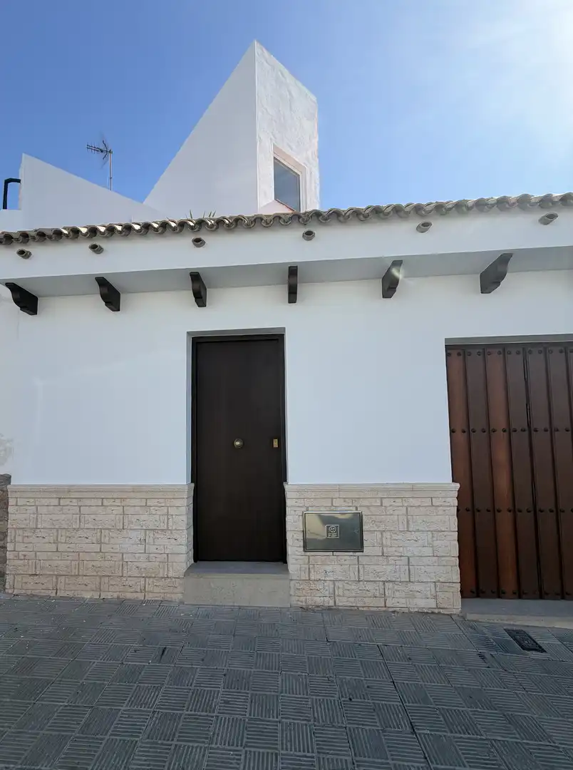 Vista exterior de Pis de lloguer en Dos Hermanas amb Terrassa, Moblat i Balcó