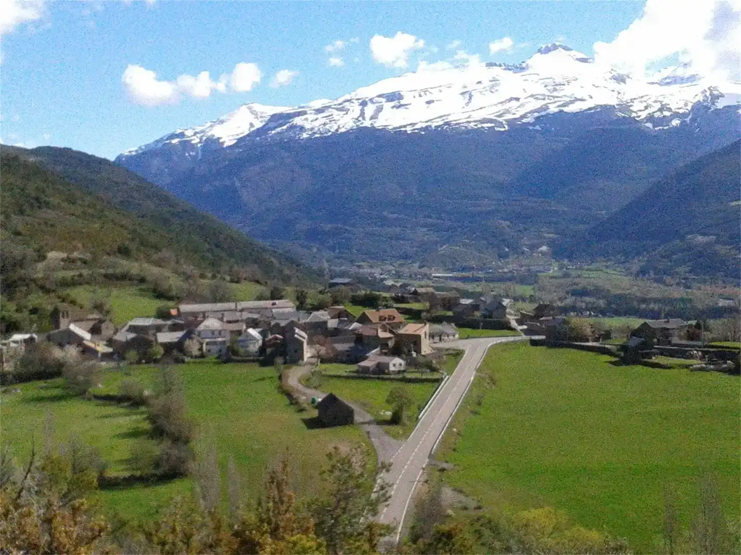 Vista exterior de Casa o xalet en venda en Castiello de Jaca amb Balcó