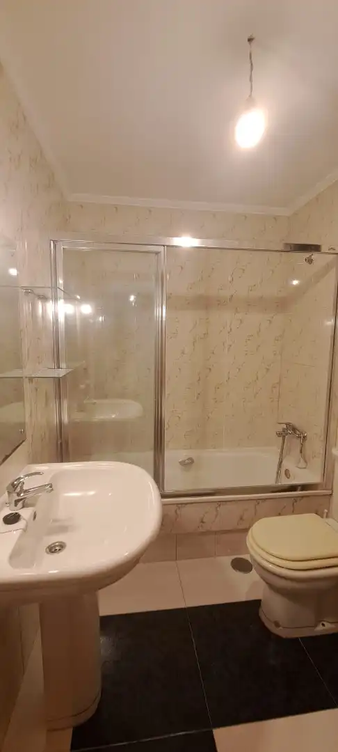 Bany de Pis en venda en Ourense Capital  amb Calefacció, Parquet i Traster