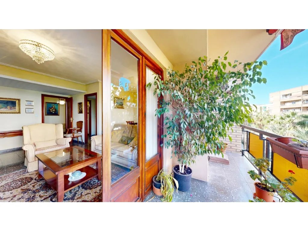 Flat for sale in  Valencia Capital  with Balcony