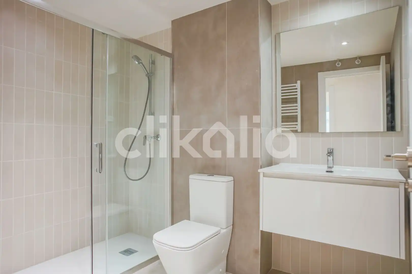 Bathroom of Flat for sale in Madrid  with Air Conditioner, Heating and Private garden