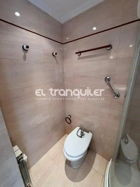 Badezimmer von Wohnung zur Miete in Madrid mit Klimaanlage und Waschmaschine