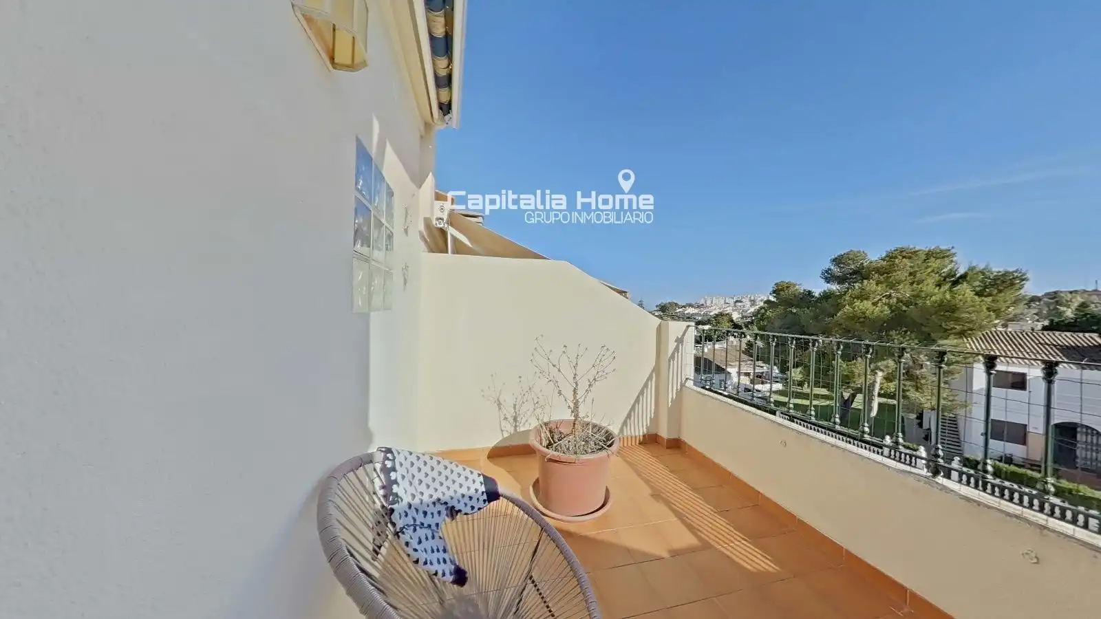 Terrasse von Einfamilien-Reihenhaus zum Verkauf in Santa Pola mit Abstellraum, Schwimmbad und Möbliert