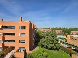 Vista exterior de Pis en venda en Pozuelo de Alarcón amb Traster, Alarma i Piscina comunitària