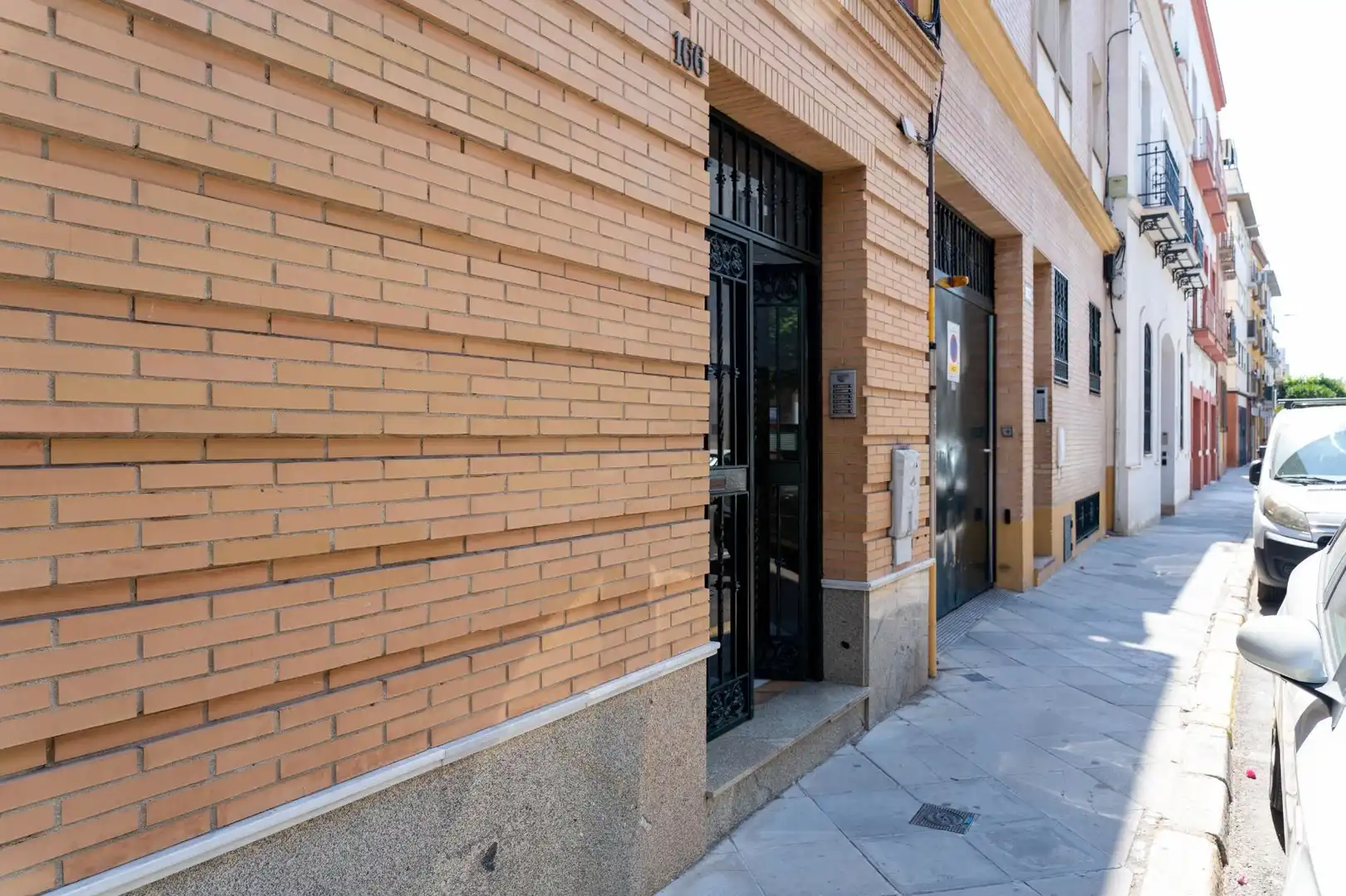 Außenansicht von Wohnung zum Verkauf in Sevilla mit Klimaanlage, Heizung und Privatgarten