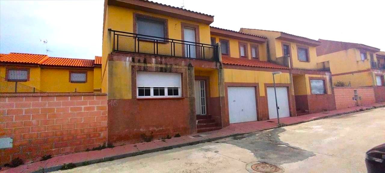 Vista exterior de Casa adosada en venda en Hormigos amb Jardí privat, Terrassa i Traster