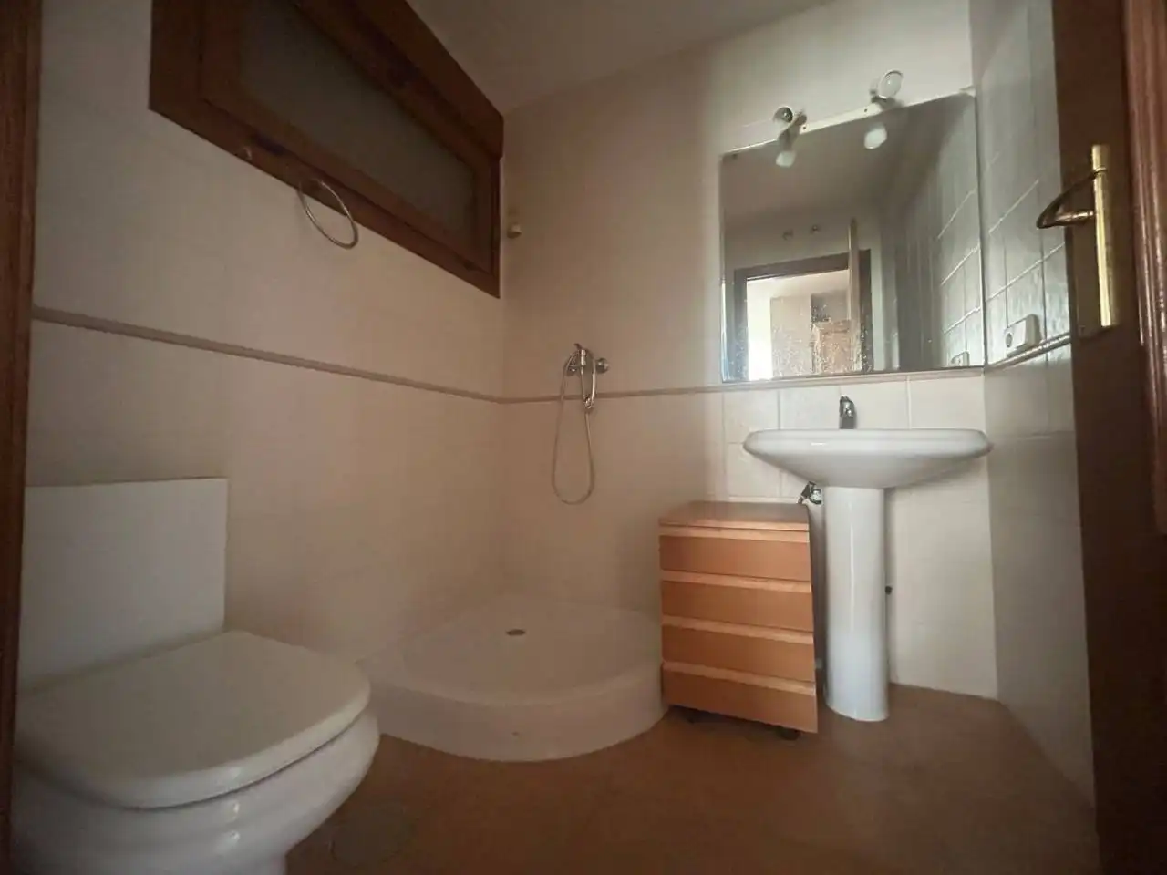 Badezimmer von Haus oder Chalet zum Verkauf in Layos mit Heizung, Privatgarten und Terrasse