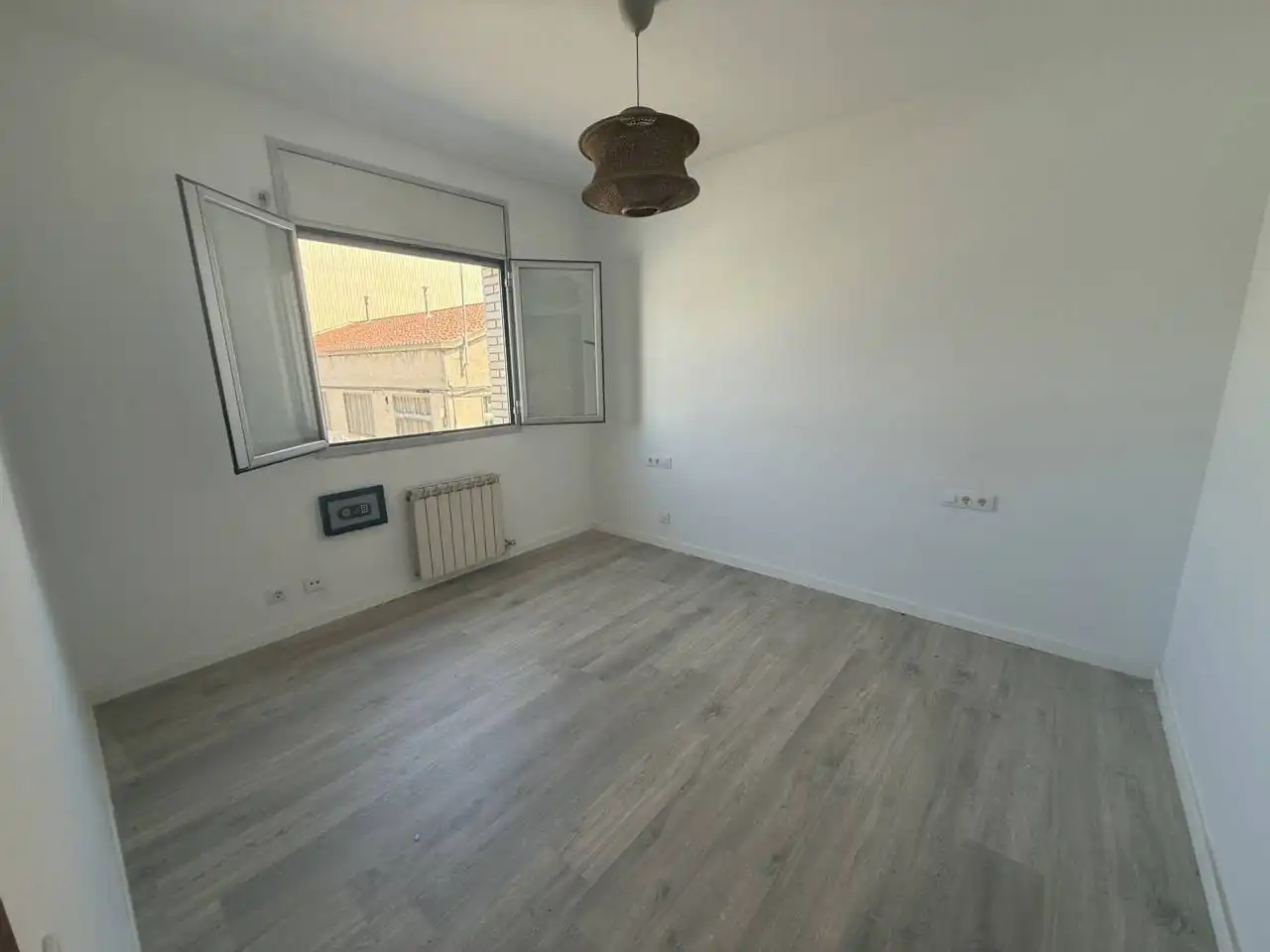 Dormitori de Pis en venda en Sabadell amb Calefacció, Parquet i Alarma