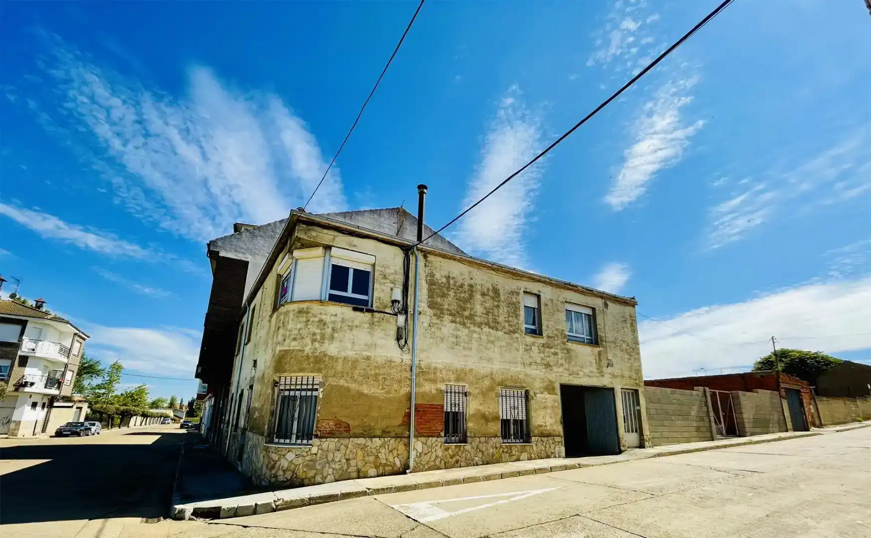 Vista exterior de Casa adosada en venda en La Bañeza  amb Traster
