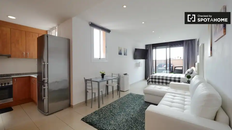 Flat with terrace to rent in Eixample