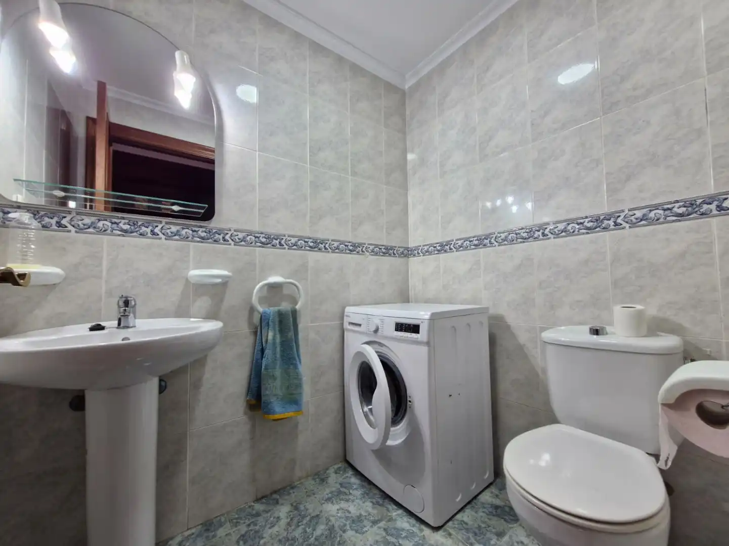 Badezimmer von Einfamilien-Reihenhaus zur Miete in Polanco mit Heizung, Privatgarten und Terrasse