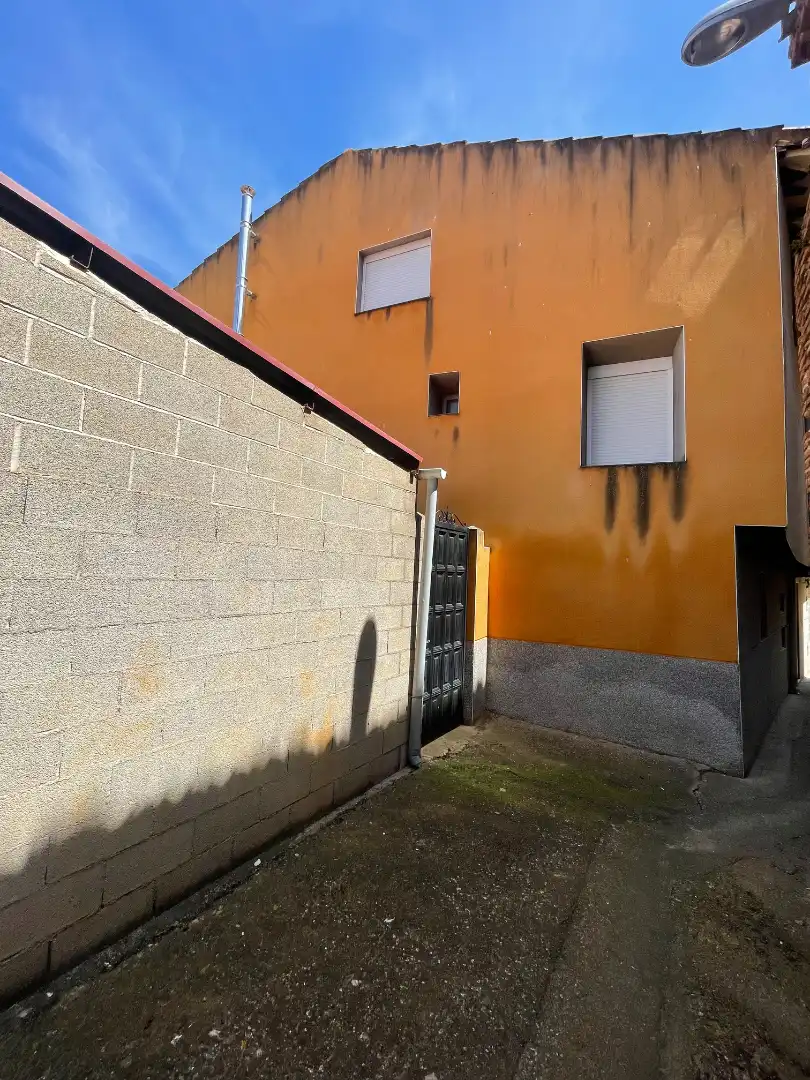 Aparcament de Casa adosada en venda en Bergasa amb Aire condicionat, Calefacció i Jardí privat