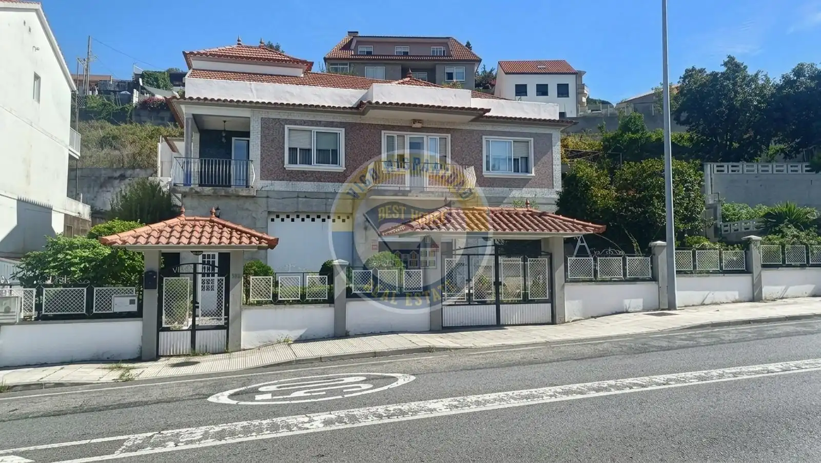 Vista exterior de Casa o xalet en venda en Vigo  amb Calefacció, Traster i Moblat