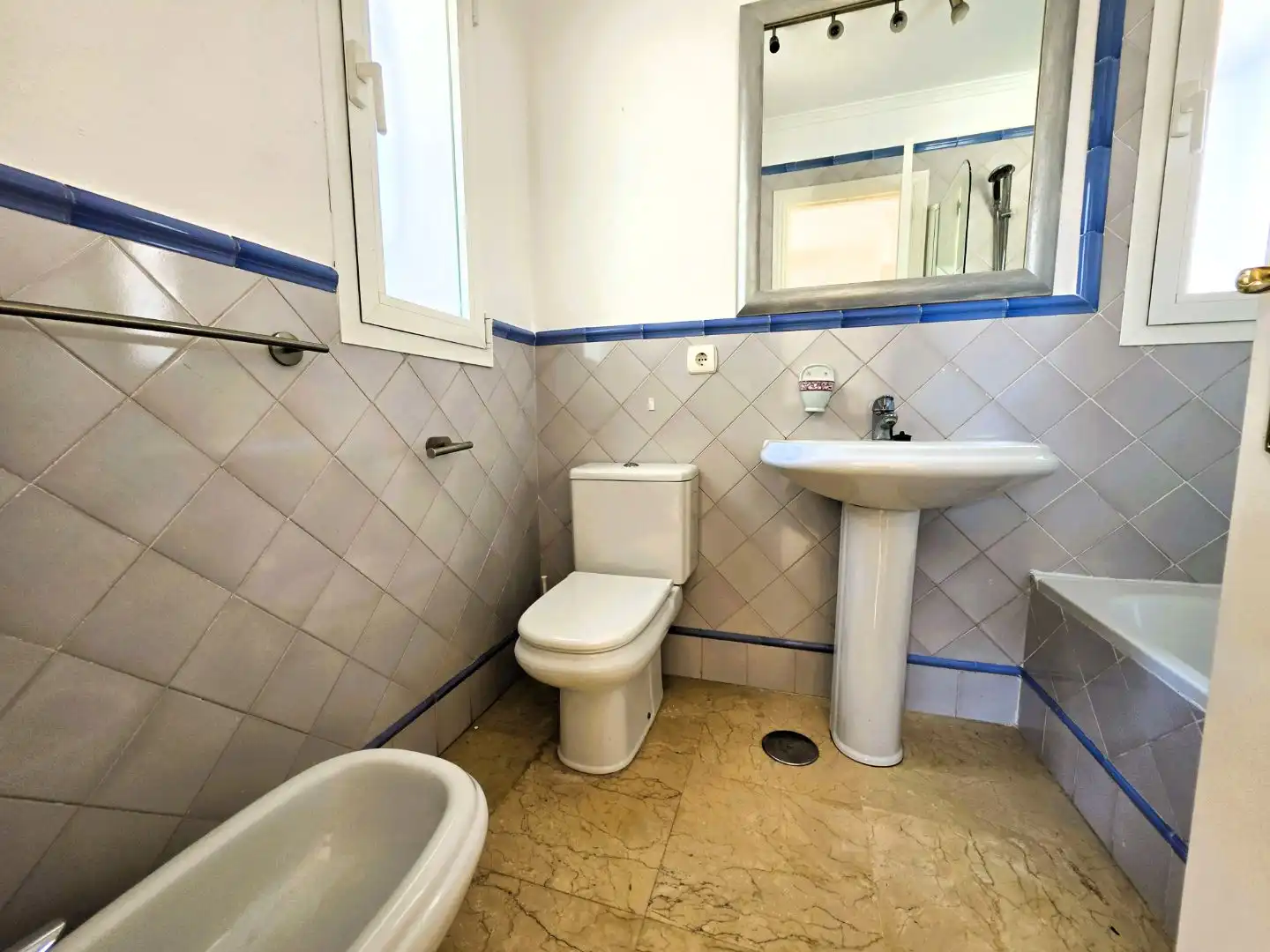 Bany de Casa o xalet de lloguer en Marbella amb Jardí privat, Terrassa i Piscina