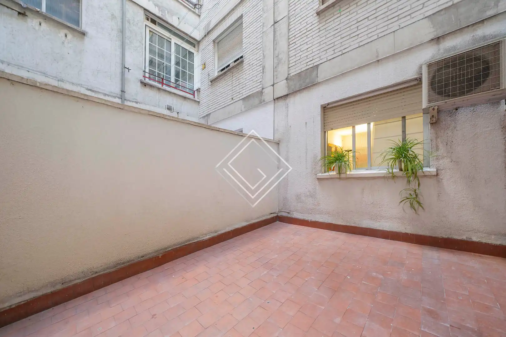 Vista exterior de Pis en venda en Madrid amb Jardí privat, Terrassa i Piscina comunitària